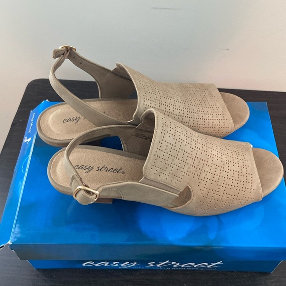 Women Sandals - Picture 1 of 8